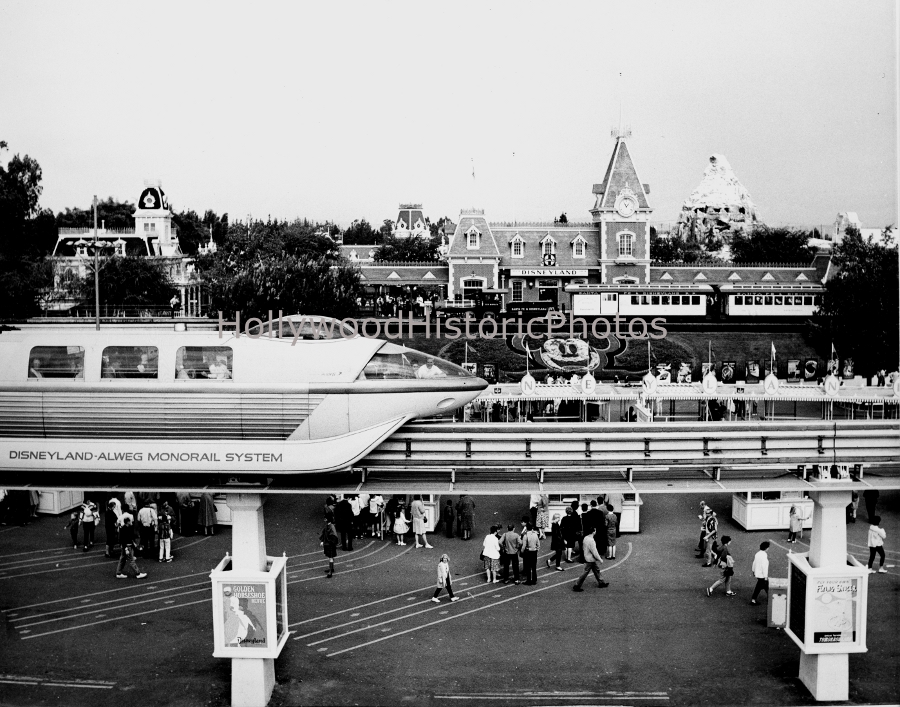 Disneyland entrance 1958 WM.jpg